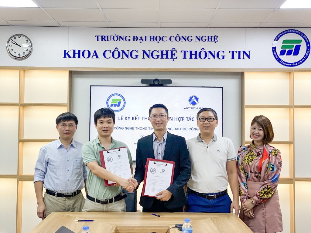 Lễ ký kết thỏa thuận hợp tác giữa Khoa CNTT và Công ty CP AHT Tech